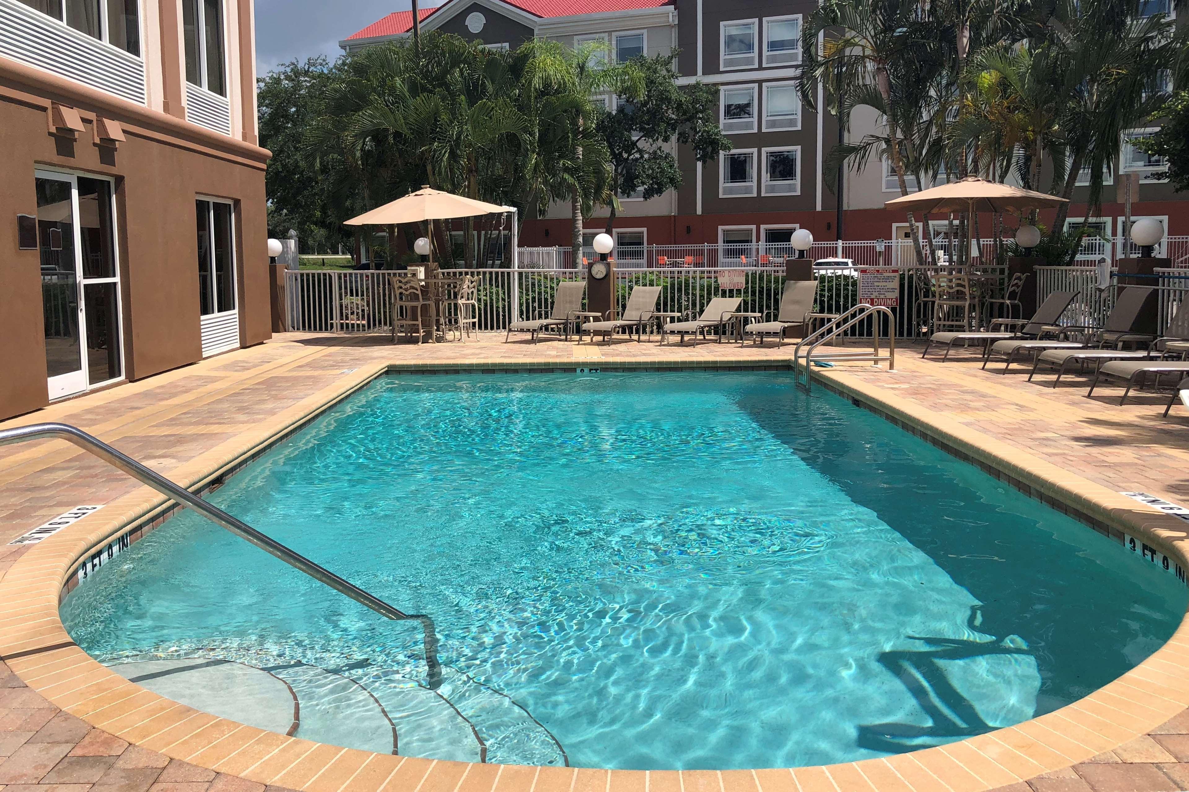 Best Western Plus Ambassador Suites Venice Gardens Buitenkant foto