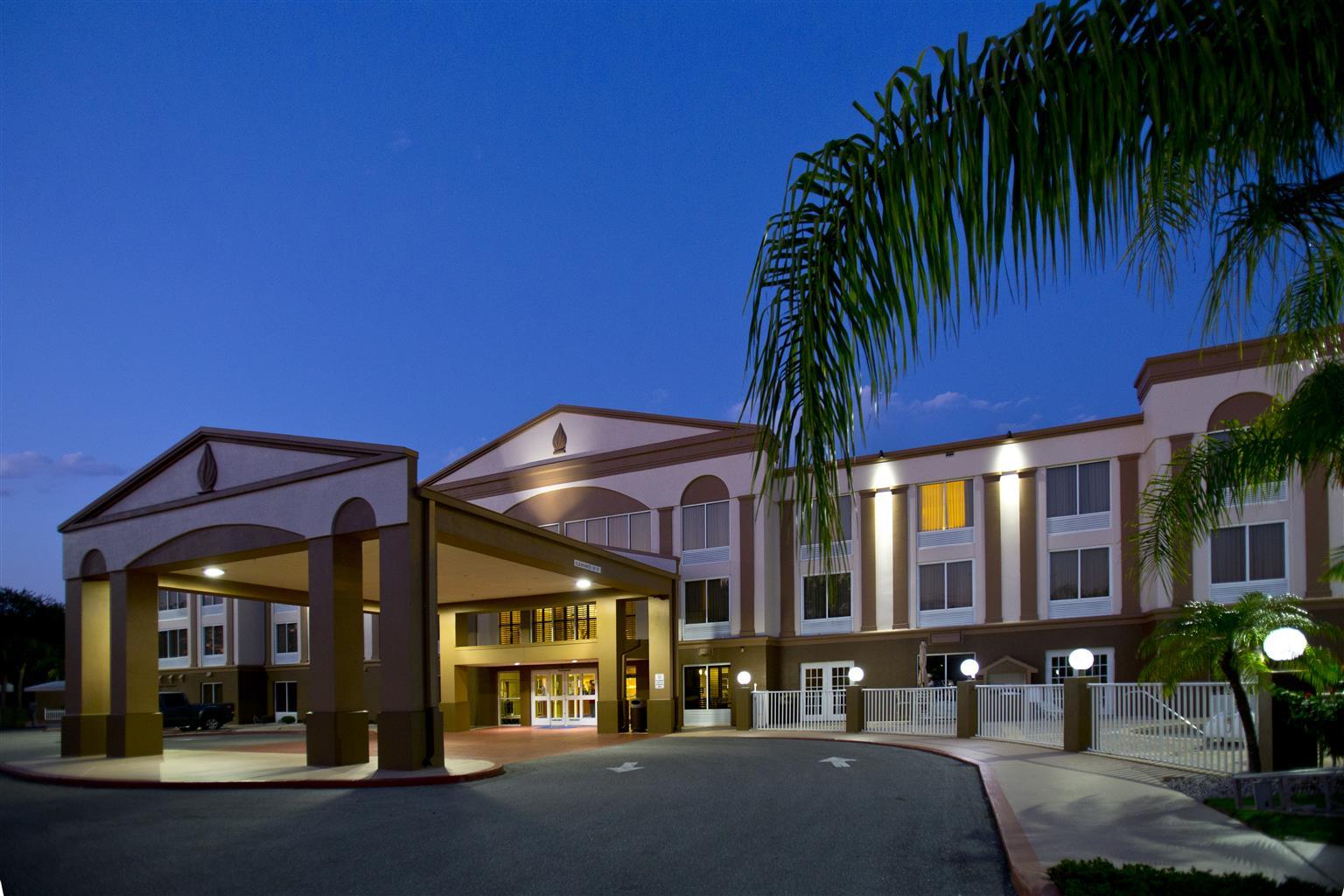 Best Western Plus Ambassador Suites Venice Gardens Buitenkant foto
